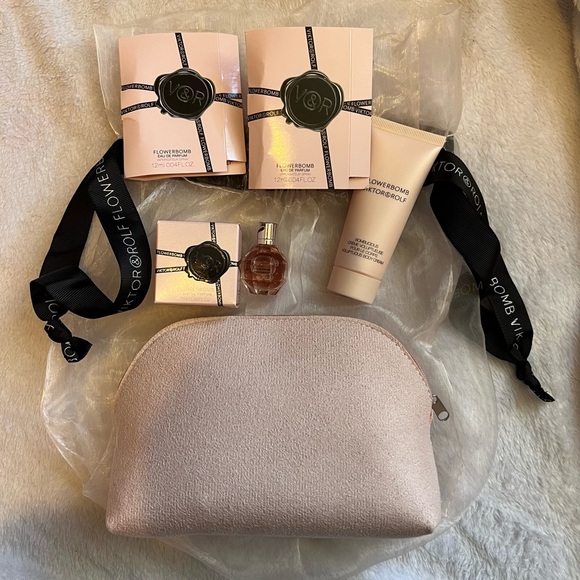 Viktor & Rolf Flowerbomb Set - Picture 1 of 9